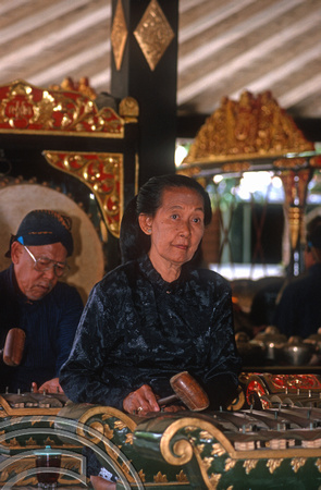 T8237. Gamelan musicians. Sultan's Palace. Yogyakarta. Java. Indonesia. November 1998