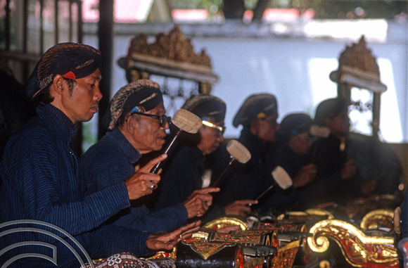 T8241. Gamelan musicians. Sultan's Palace. Yogyakarta. Java. Indonesia. November 1998