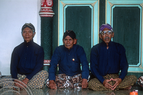 T8245. Palace retainers. Sultan's Palace. Yogyakarta. Java. Indonesia. November 1998