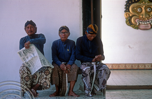 T8248. Palace retainers. Sultan's Palace. Yogyakarta. Java. Indonesia. November 1998