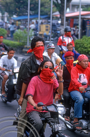 T8337. Megawati supporters demonstrating. Yogyakarta. Java. Indonesia. November 1998
