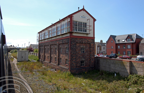 DG00972. Rhyl No1 Signalbox. 21.5.04.