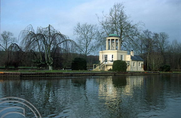 T9248. Folly on the river. Henley-On-Thames. England. 02.01.2000