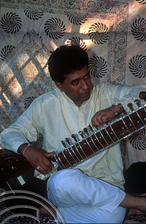 T9281. Mr Chote Rahimat Khan playing sitar. Double Dutch. Arambol. Goa. India. 23rd January 2000