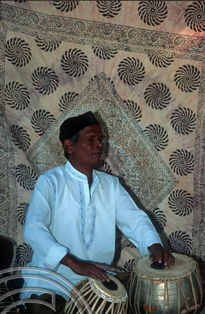 T9279. Tulasibas Navaikar playing tabla. Double Dutch. Arambol. Goa. India. 23rd January 2000
