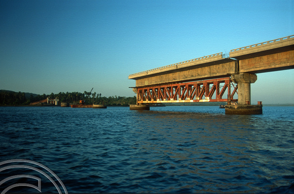 T9290. Building the road bridge. Chopdem. Goa. India. 23rd January 2000