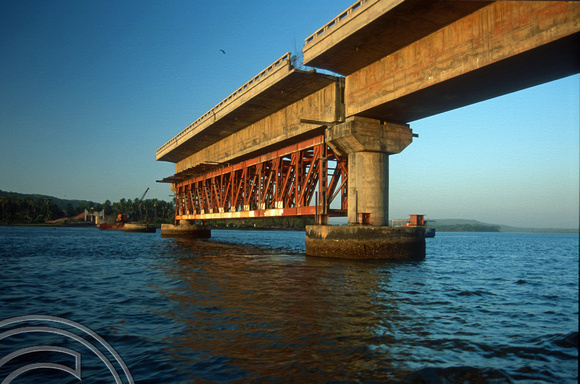 T9292. Building the road bridge. Chopdem. Goa. India. 23rd January 2000