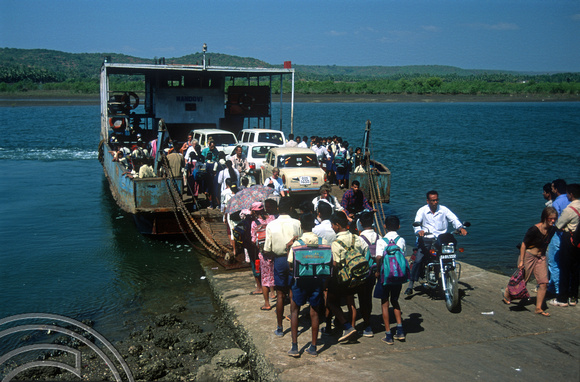 T9409. The ferry swapping passengers. Siolim. Goa. India. 2nd February 2000
