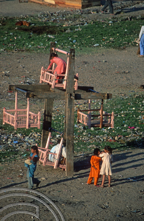 T9747. Childrens wheel in slums on the riverbank under the Holiday Inn. Ahmedabad. Gujarat. India. 15th February 2000
