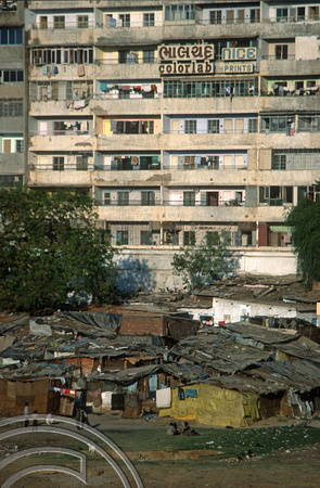 T9746. Slums and apartments. Ahmedabad. Gujarat. India. 15th February 2000