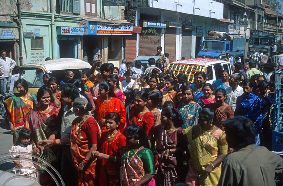T9780. Wedding procession. Bhavnagar. Gujarat. India. 19th February 2000