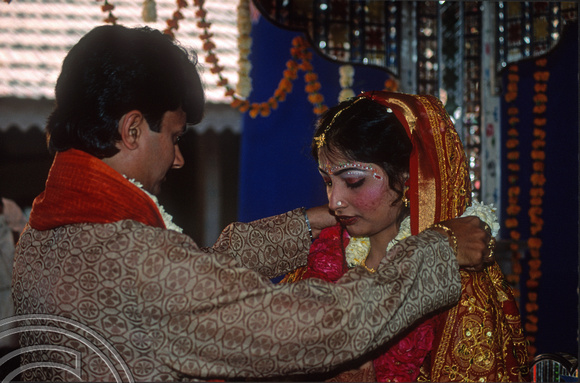 T9794. Groom garlanding his bride. Bhavnagar. Gujarat. India. 19th February 2000