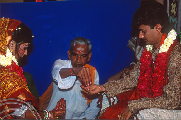 T9803. Performaing the marriage ceremony. Bhavnagar. Gujarat. India. 19th February 2000