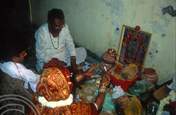 T9808. Performing the marriage ceremony. Bhavnagar. Gujarat. India. 19th February 2000