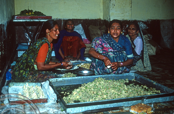 T9812. Preparing the wedding banquet. Bhavnagar. Gujarat. India. 19th February 2000