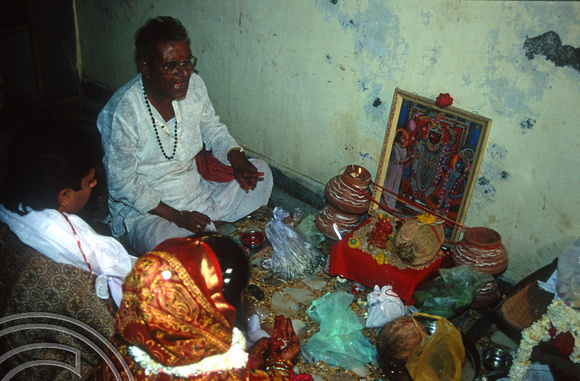 T9809. Performing the marriage ceremony. Bhavnagar. Gujarat. India. 19th February 2000