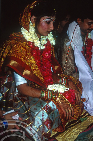 T9810. Performing the marriage ceremony. Bhavnagar. Gujarat. India. 19th February 2000