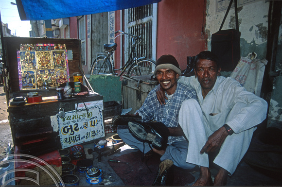 T9825. Shoeshine man and friend. Bhavnagar. Gujarat. India. 19th February 2000