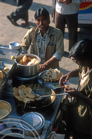 T9834. Vendors cooking pooris at the station platform. Ahmedabad. Gujarat. India. 21st February 2000