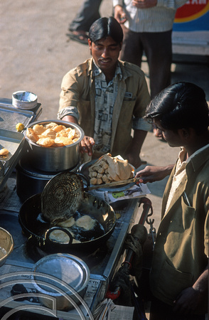 T9835. Vendors cooking pooris at the station platform. Ahmedabad. Gujarat. India. 21st February 2000