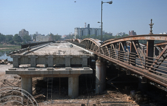 T9842. Rebuilding the Ellis Bridge. Ahmedabad. Gujarat. India. 21st February 2000