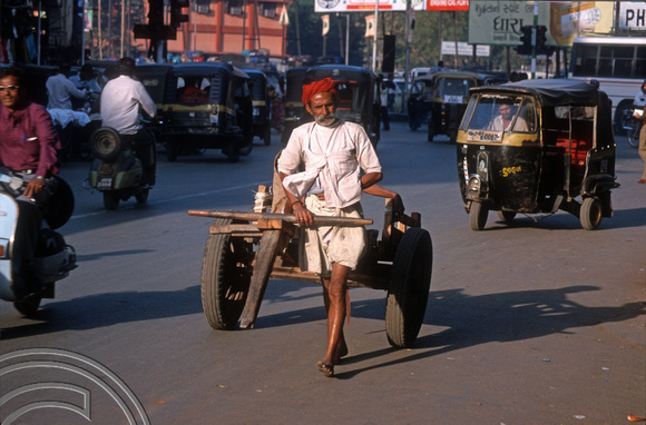 T9858. Man pulling a cart. Ahmedabad. Gujarat. India. 21st February 2000