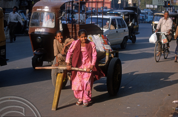 T9861. Girl cart pullers. Ahmedabad. Gujarat. India. 21st February 2000
