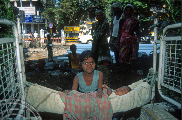 T9893. Workers children on the streets . Mumbai. India. 23rd February 2000