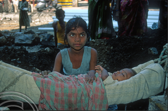 T9894. Workers children on the streets . Mumbai. India. 23rd February 2000