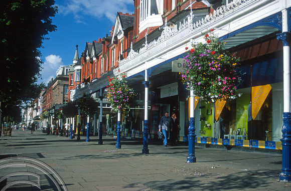 T10083. View along the canopies. Lord St. Southport. England. 28th August 2000
