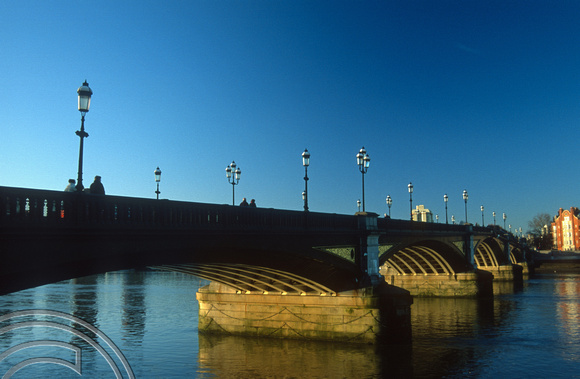 T10399. Battersea bridge from the South bank. London. England. 6th January 2001