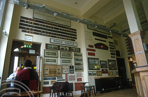 T10552. Inside the Head of Steam pub. Liverpool. Merseyside. England. 8th March 2001