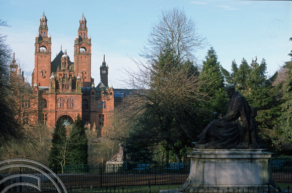 T10567. Statue of Kelvin and Kelvingrove Art gallery. Glasgow. Scotland. 21st March 2001