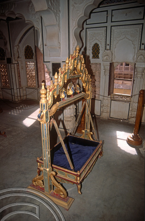 T4394. Royal cradle. The fort. Jodhpur. Rajasthan. India. December 1993.