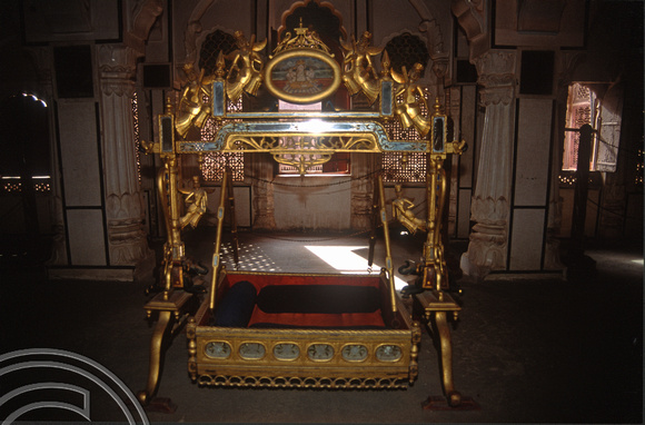 T4395. Royal cradle. The fort. Jodhpur. Rajasthan. India. December 1993.