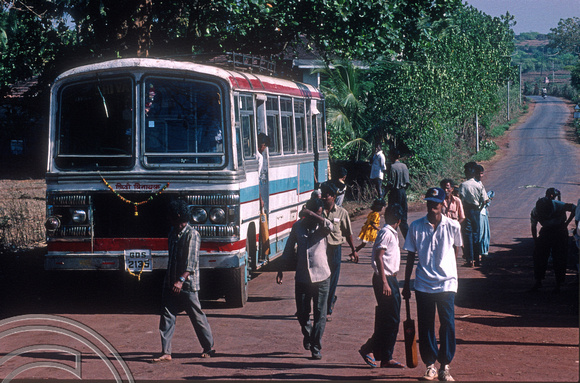 T4416. Getting off the bus to Siolim. Arambol. Goa. India. December 1993.