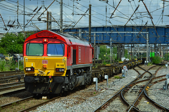 DG399075. 66102. 4L45. 1004 Wakefield Europort to Felixstowe South Dbc. Doncaster. 19.7.2023.