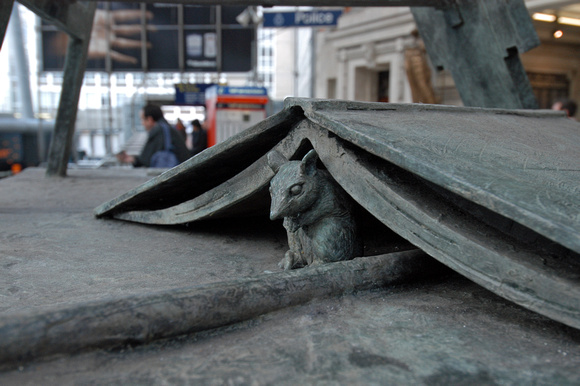 DG02283. Mouse on Cuneo statue. Waterloo station. 3.1.05.
