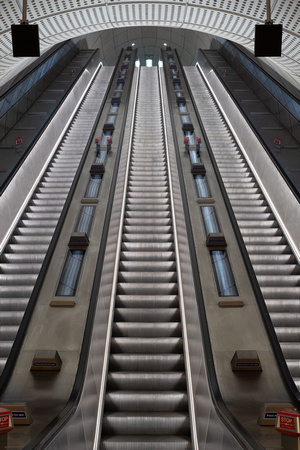 DG367577. Elizabeth line escalators. Liverpool St. 7.3.2022.