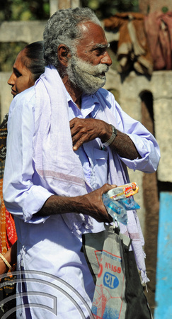 DG77029. Man with beard net. Talala Jn. Gujarat. India.