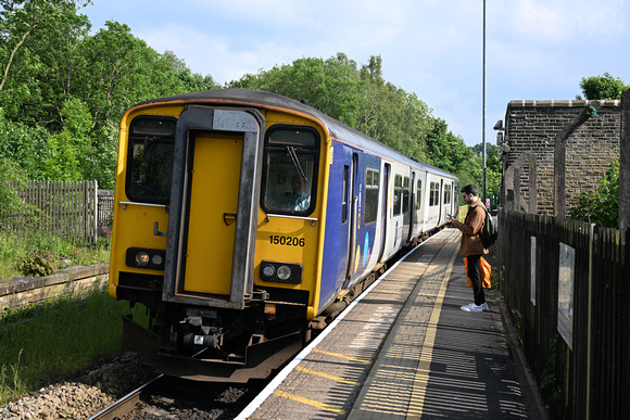 DG418846. 150206. 2B60. 1535 Sheffield to Huddersfield. Honley. West Yorkshire. 6.6.2024.