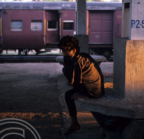 T6897. Waiting for a train. West Bengal. India. 1998.
