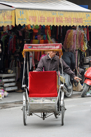 DG71908. Cyclo. Old town. Hanoi. Vietnam. 8.1.11.