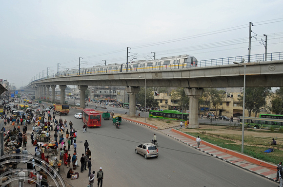 DG75573. Yellow line metro. Azadpur. Delhi. India. 1.3.11.