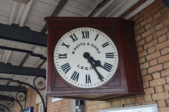 DG163364. Station clock. Newark North Gate. 17.10.13.