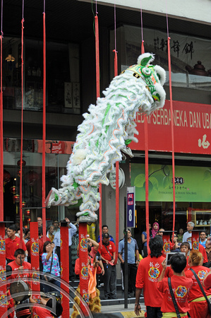 DG102917. Lion dance acrobats. Chinatown. KL. Malaysia. 31.1.12.