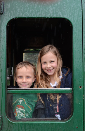 DG176975. Sam & Jess, smiles despite the rain. MHR. Alresford. 26.4.14.