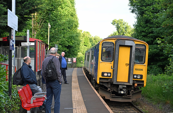 DG418874. 150206. 2B66. 1834 Sheffield to Huddersfield. Berry Brow. West Yorkshire. 6.6.2024.