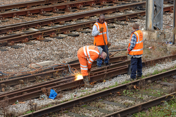 DG05095. Cutting old rail. Hornsey. 13.12.05.
