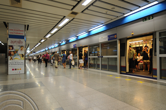 DG37614. Platform. Lumphini MRT. Bangkok. Thailand. 21.10.09.